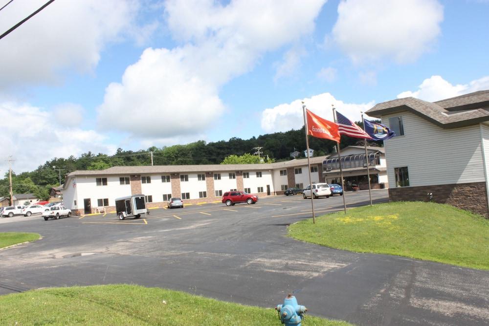 Baymont By Wyndham Iron Mountain Hotel Exterior photo