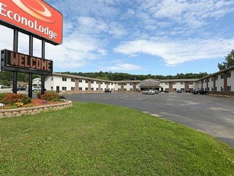 Baymont By Wyndham Iron Mountain Hotel Exterior photo