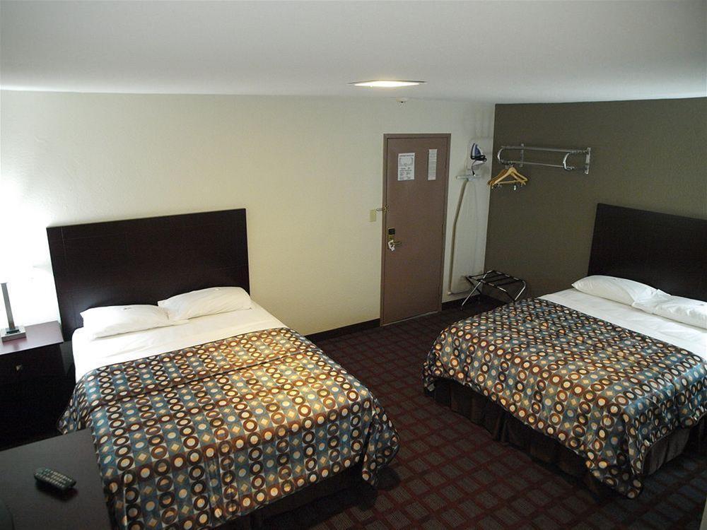 Baymont By Wyndham Iron Mountain Hotel Exterior photo