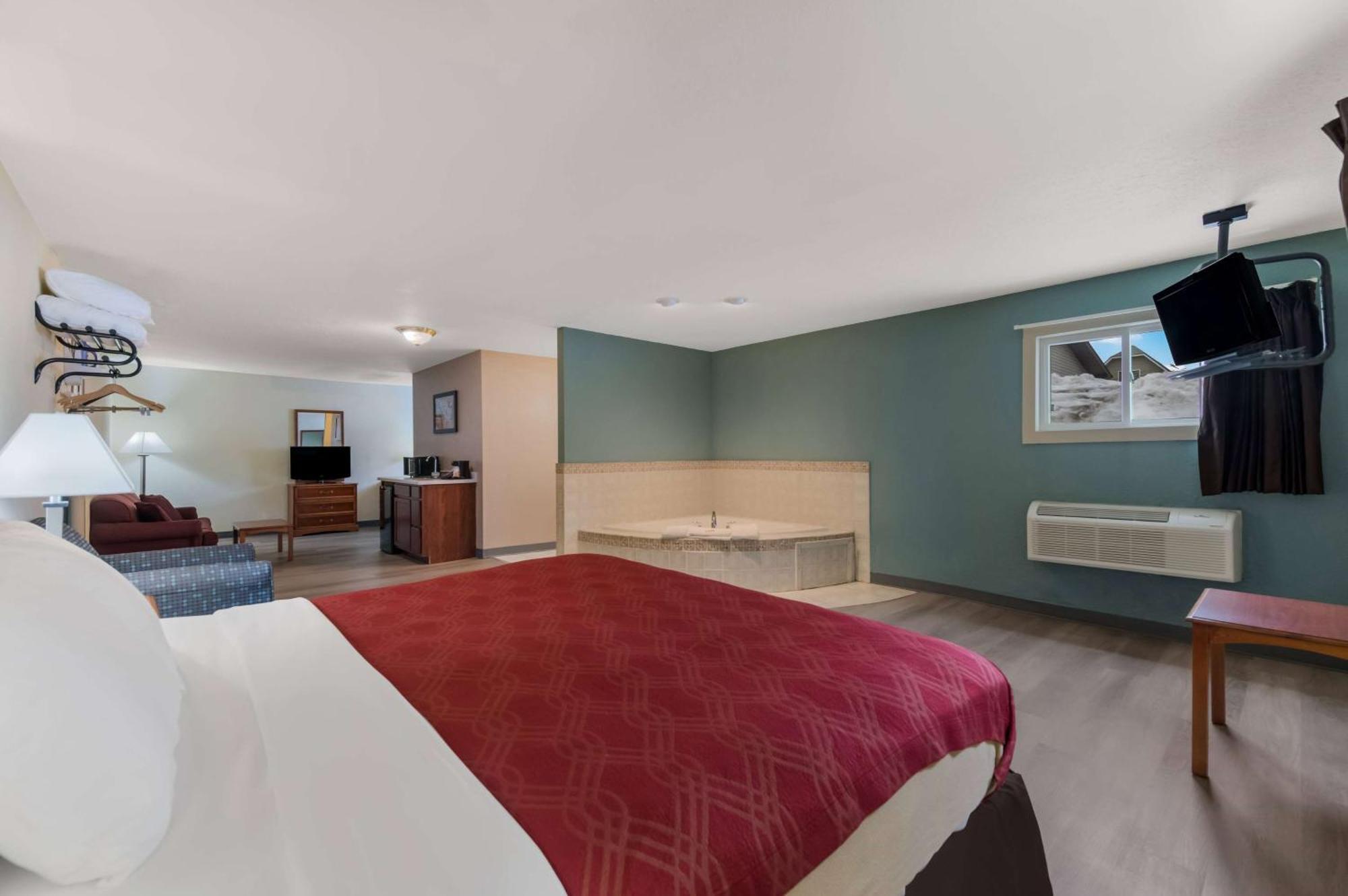 Baymont By Wyndham Iron Mountain Hotel Exterior photo