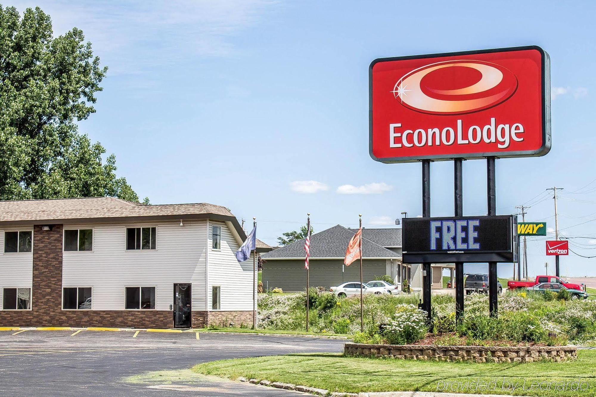 Baymont By Wyndham Iron Mountain Hotel Exterior photo